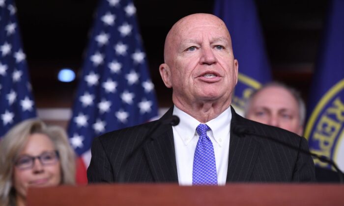 El representante Kevin Brady (R-Texas) habla durante una conferencia de prensa en el Capitolio en Washington, el 10 de diciembre de 2019. (Saul Loeb/AFP vía Getty Images)
