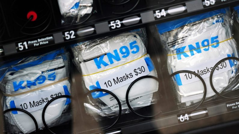 Máscaras KN95 a la venta en una máquina expendedora de mascarillas durante la pandemia de coronavirus en la ciudad de Nueva York el 29 de mayo de 2020. (Cindy Ord/Getty Images)