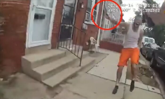 En esta captura de una imagen de vídeo de la cámara corporal de un oficial de policía, se observa al hombre que lo persigue con un cuchillo, en Lancaster, Pa., el 13 de septiembre de 2020. (Oficina de Policía de Lancaster)