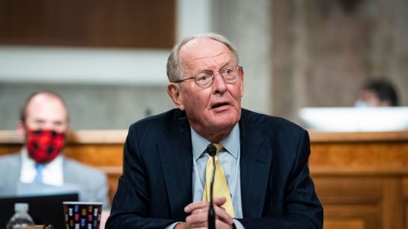 El senador Lamar Alexander, republicano de Tennessee y presidente del Comité de Salud, Educación, Trabajo y Pensiones del Senado, durante una audiencia en Washington, D.C., el 30 de junio de 2020. (Al Drago/AFP a través de Getty Images)