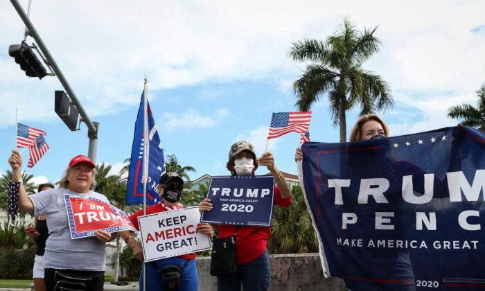 Los partidarios del presidente Donald Trump asisten se congregan a las afueras de la Mesa Redonda de "Latinos por Trump" en Doral, Florida, el 25 de septiembre de 2020. (Marco Bello/AFP vía Getty Images)