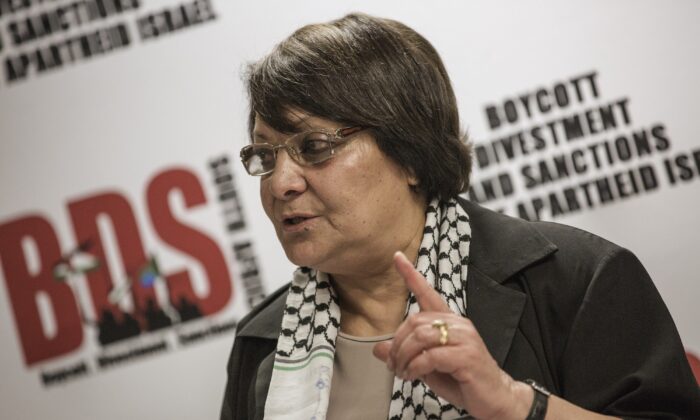 Leila Khaled asiste a una conferencia de prensa en Johannesburgo, Sudáfrica, el 6 de febrero de 2015. (Gianluigi Guercia/AFP a través de Getty Images).