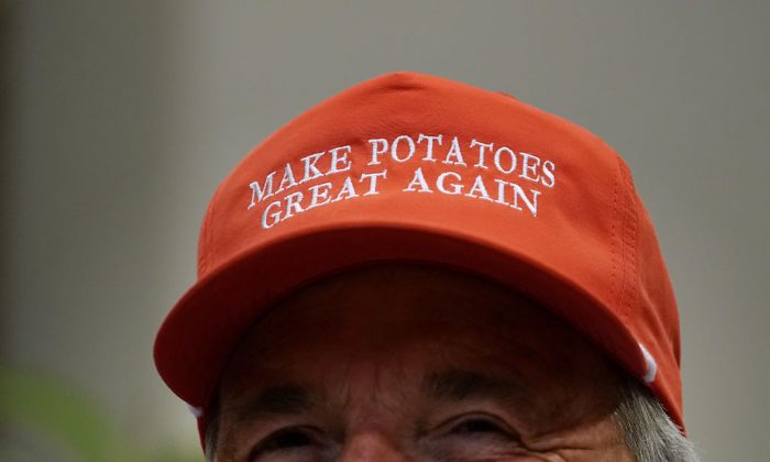 Dan Moss, del Consejo Nacional de la Papa, usa su gorra de "Make Potatoes Great Again" antes de unirse al presidente de Estados Unidos, Donald Trump, en la Sala Roosevelt de la Casa Blanca en Washington el 23 de mayo de 2019. (Chip Somodevilla/Getty Images)