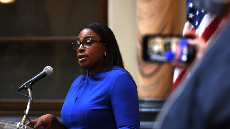 Lovely Warren, alcaldesa de Rochester, durante una conferencia de prensa sobre la muerte de Daniel Prude, en Rochester, Nueva York, el 3 de septiembre de 2020. (Michael M. Santiago/Getty Images)