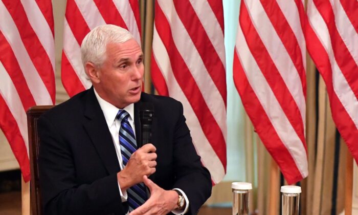 El vicepresidente Mike Pence asistió al evento "Getting America's Children Safely Back to School" en el Salón de Estado de la Casa Blanca, en Washington, el 12 de agosto de 2020. (Nicholas Kamm/AFP vía Getty Images)