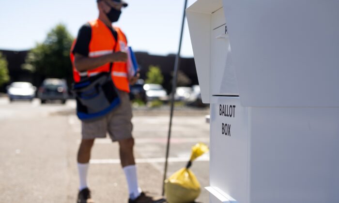 Una urna recibe las boletas electorales de quienes optan por el voto en ausencia en Minneapolis, Minnesota, el 11 de agosto de 2020. (Stephen Maturen/Getty Images)