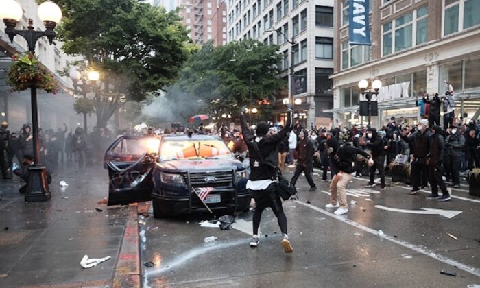 La imagen muestra a Kelly Thomas Jackson, de 20 años, lanzando un cóctel molotov a un vehículo durante una violenta protesta en el centro de Seattle, Washington, el 30 de mayo. (Tribunal de Distrito de EE.UU. para el Distrito Occidental de Washington en Seattle)