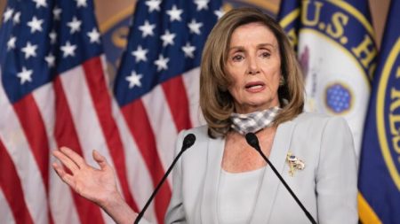 Pelosi se peina en peluquería sin mascarilla rompiendo las restricciones del virus del PCCh