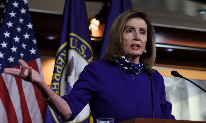 La presidenta de la Cámara de Representantes de Estados Unidos, Nancy Pelosi (D-Calif.), Habla con los reporteros durante su conferencia de prensa semanal en el Capitolio de Estados Unidos el 27 de agosto de 2020 en Washington. (Olivier Douliery/AFP a través de Getty Images)