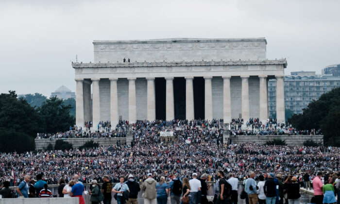 Los manifestantes se reunieron en el National Mall para la marcha de la oración de Washington en marzo de 2020 dirigida por el evangelista Franklin Graham, en Washington el 26 de septiembre de 2020. (Michael A. McCoy/Getty Images)