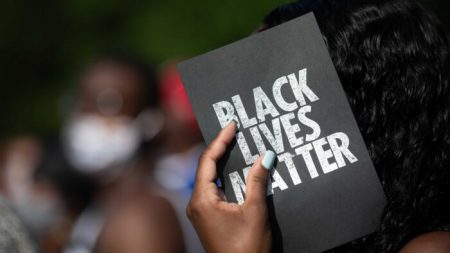 Activista de BLM enfrenta cargos federales por presuntamente gastar donaciones para uso personal