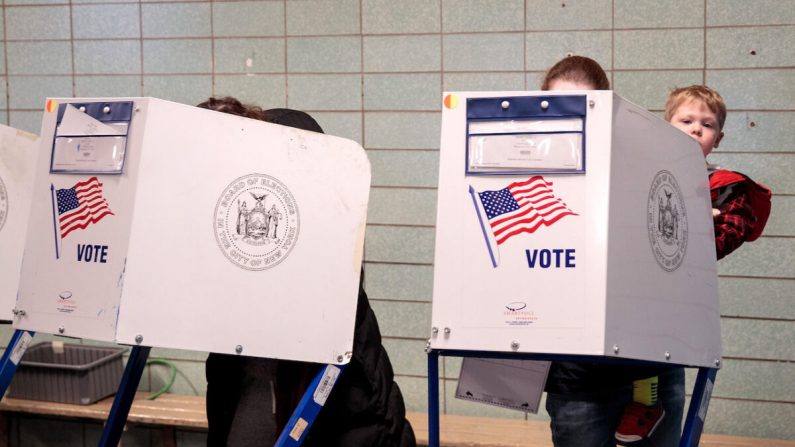 La gente vota en un lugar de votación en una escuela pública de la ciudad de Nueva York el 8 de noviembre de 2016. (Drew Angerer/Getty Images)