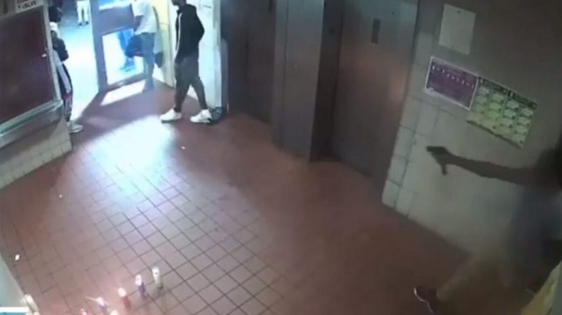 Un hombre empuñando un arma antes de una balacera. (Crimestoppers del NYPD)