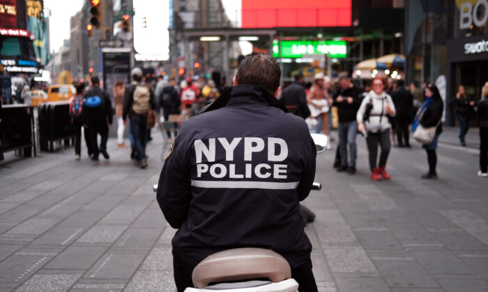 Un oficial de policía se sienta en un scooter en Times Square en la ciudad de Nueva York, el 05 de noviembre de 2019. (Spencer Platt/Getty Images)
