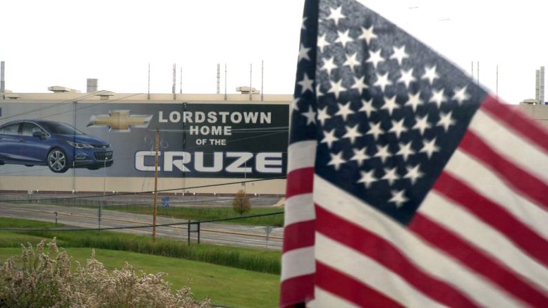 En esta imagen fija tomada del video, una bandera de EE.UU. ondea cerca de la fábrica de Chevrolet en Lordstown, Ohio, donde Donald Trump inesperadamente obtuvo un apoyo significativo en 2016. (ELEONORE SENS/AFP vía Getty Images)