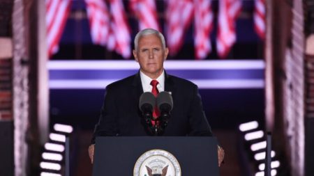 Pence suspende viaje a Indiana y su oficina niega que tenga COVID-19