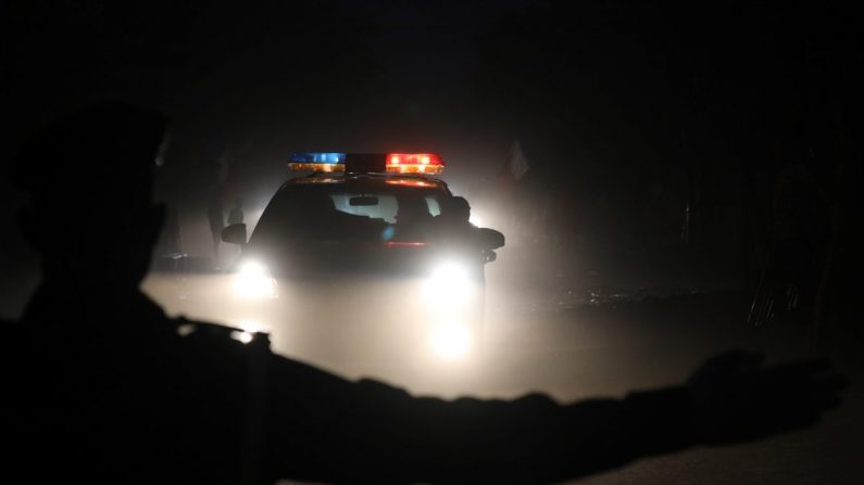 La silueta de un oficial de policía frente a un coche patrulla. (LUDOVIC MARIN/AFP/Getty Images)