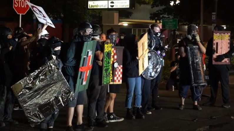 Los manifestantes se enfrentan a la policía en una calle cerca de la comisaría norte de la Oficina de Policía de Portland, en Portland, Oregon, el 2 de septiembre de 2020. (Roman Balmakov/The Epoch Times)