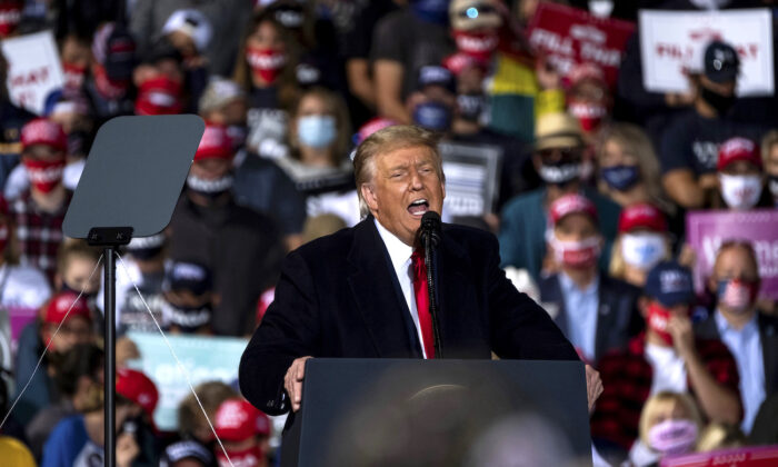 El presidente Donald Trump habla durante un mitin de campaña en el aeropuerto Toledo Express de Swanton, Ohio, el 21 de septiembre de 2020. (Matthew Hatcher/Getty Images)