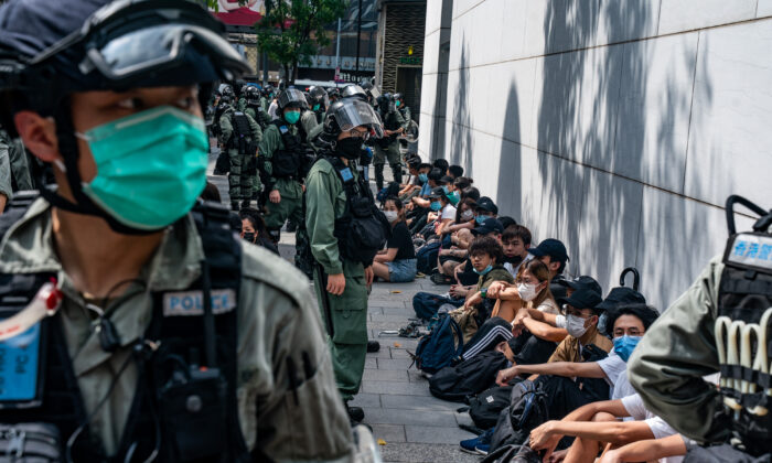 La policía antidisturbios detiene en masa a manifestantes prodemocracia durante una manifestación en el distrito de Causeway Bay en Hong Kong, el 27 de mayo de 2020 (Anthony Kwan/Getty Images)