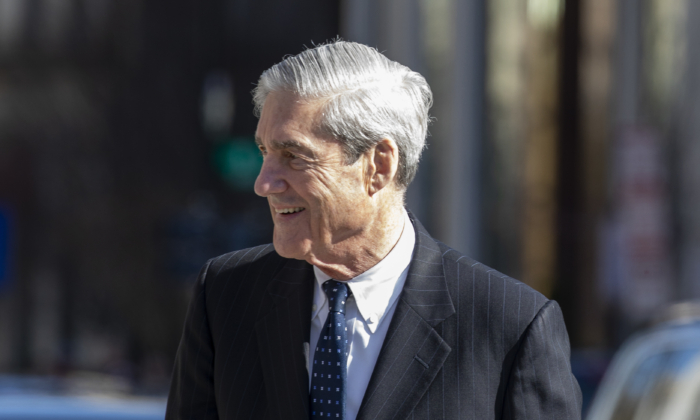 El consejero especial Robert Mueller camina después de asistir a la iglesia el 24 de marzo de 2019 en Washington. (Tasos Katopodis/Getty Images)