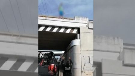 Policía salva la vida de un hombre que saltó desde un puente en México “atrapándolo” con sus brazos