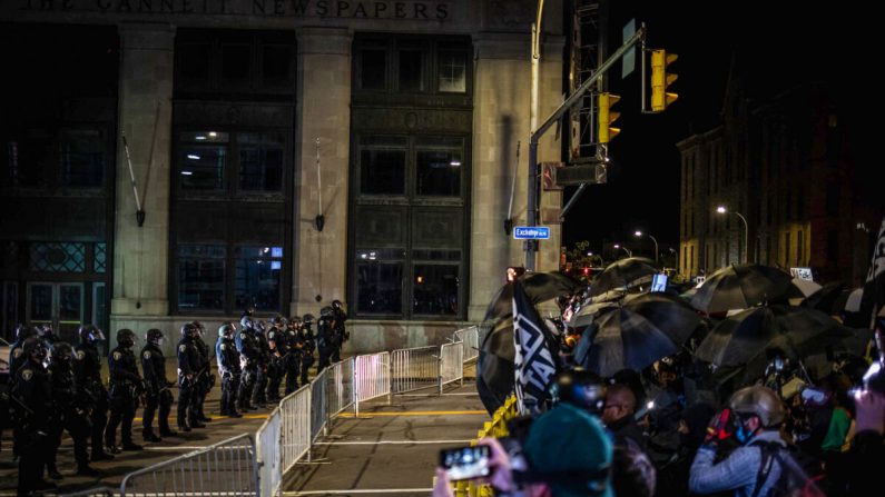 Los manifestantes se enfrentan a la policía en Rochester, Nueva York, el 5 de septiembre de 2020. (Maranie R. Staab/AFP a través de Getty Images)