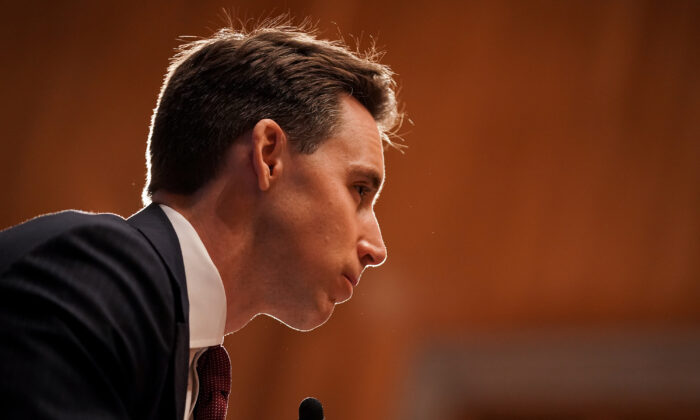 El senador Josh Hawley (R-Mo.) escucha durante una audiencia en Washington, el 23 de septiembre de 2020. (Greg Nash/Pool/Getty Images)