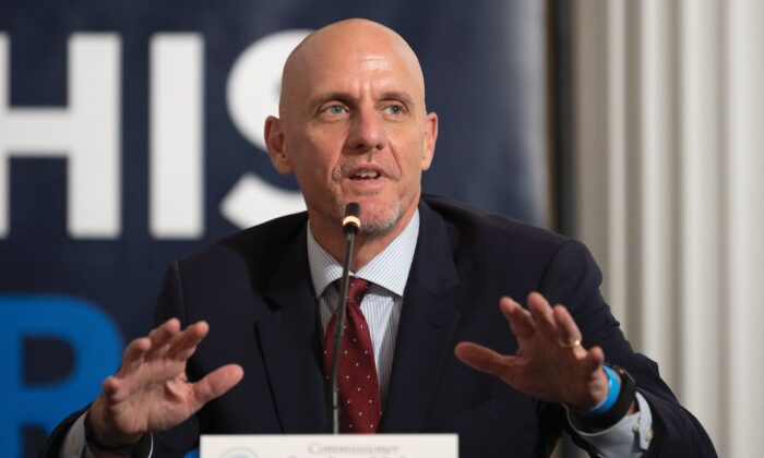 El Comisionado de Alimentos y Medicamentos de Estados Unidos, Stephen Hahn, participa en una mesa redonda sobre la donación de plasma en la sede nacional de la Cruz Roja Americana en Washington, el 30 de julio de 2020. (Jim Watson/AFP vía Getty Images)