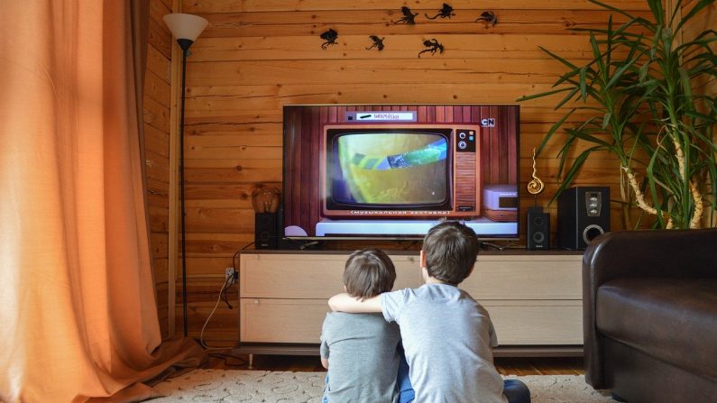 Niños pasan un momento frente a un televisor. Imagen ilustrativa. (Créditos: Victoria_Borodinova/Pixabay)
