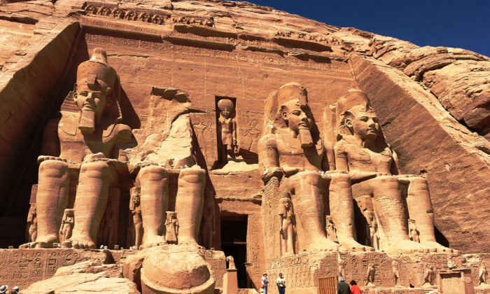 El templo de Ramsés II en Abu Simbel, Egipto, fue completamente desmontado y trasladado a un terreno más alto cuando se construyó la presa de Asuán y se inundó el lago Nasser. (Cortesía de Phil Allen)