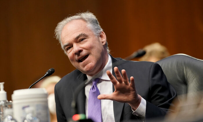 El senador Tim Kaine (D-Va.) habla durante una audiencia en Washington el 30 de julio de 2020 (Greg Nash/Pool/AFP a través de Getty Images)