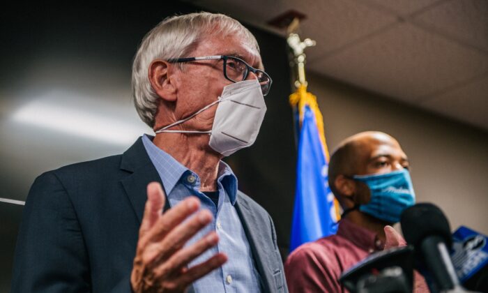 El gobernador de Wisconsin, Tony Evers (izq.), y el vicegobernador Mandela Barnes hablan con la prensa en Kenosha, Wisconsin, el 27 de agosto de 2020. (Brandon Bell/Getty Images)