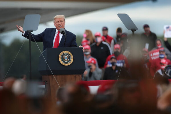 El presidente Donald Trump habla con sus seguidores durante un mitin en Freeland, Michigan, el 10 de septiembre de 2020. (Scott Olson / Getty Images)