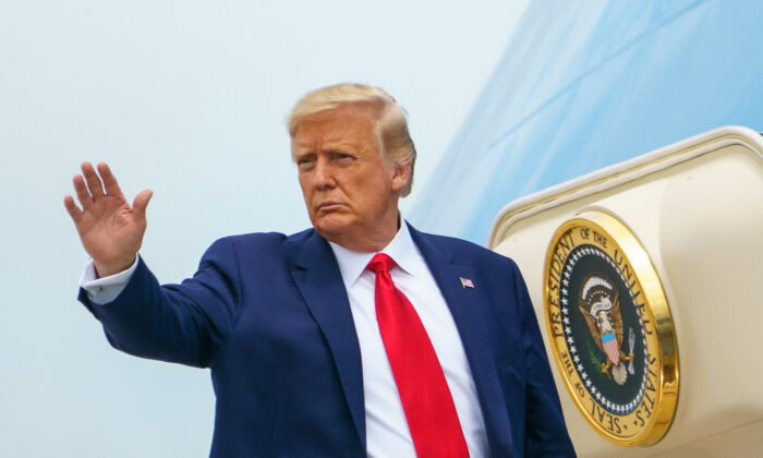 El presidente Donald Trump sube al Air Force One antes de salir de la base aérea de Andrews en Maryland el 2 de septiembre de 2020. (Mandel Ngan/AFP vía Getty Images)