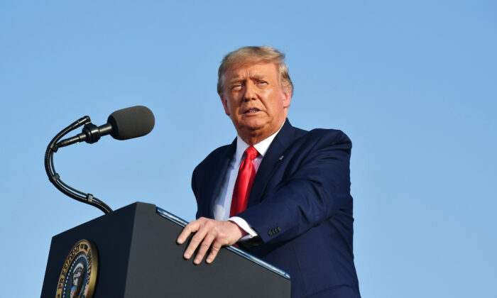 El presidente de Estados Unidos, Donald Trump, habla durante un mitin en el Aeropuerto Internacional de Dayton, en Dayton, Ohio, el 21 de septiembre de 2020. (MANDEL NGAN/AFP a través de Getty Images).