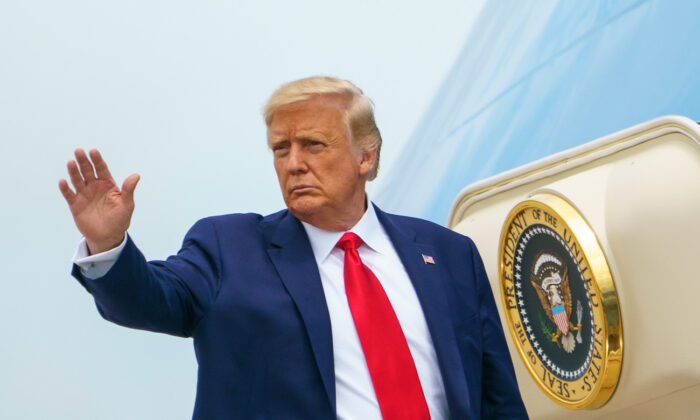 El presidente Donald Trump sube al Air Force One antes de abandonar la base aérea Andrews (Maryland) el 2 de septiembre de 2020. (Mandel Ngan/AFP vía Getty Images)