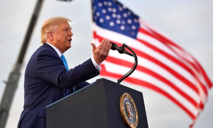 El presidente Donald Trump habla durante un evento de campaña en el aeropuerto regional Arnold Palmer en Latrobe, Pa., el 3 de septiembre de 2020. (Mandel Ngan/AFP vía Getty Images)