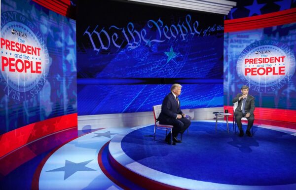 El presidente Donald Trump y el presentador de ABC News George Stephanopoulos participan en un encuentro con votantes indecisos en el National Constitution Center de Filadelfia, Pensilvania, el 15 de septiembre de 2020. (Mandel Ngan/AFP vía Getty Images)