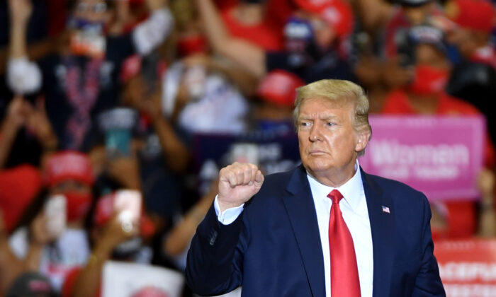 El presidente Donald Trump hace  un gesto con su puño, luego de hablar en un evento de campaña en Xtreme Manufacturing en Henderson, Nev., el 13 de septiembre de 2020. (Ethan Miller/Getty Images)