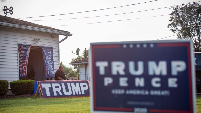 Un cartel que apoya al presidente Donald Trump y al vicepresidente Mike Pence en Scranton, Pensilvania. (ERIC BARADAT/AFP a través de Getty Images)