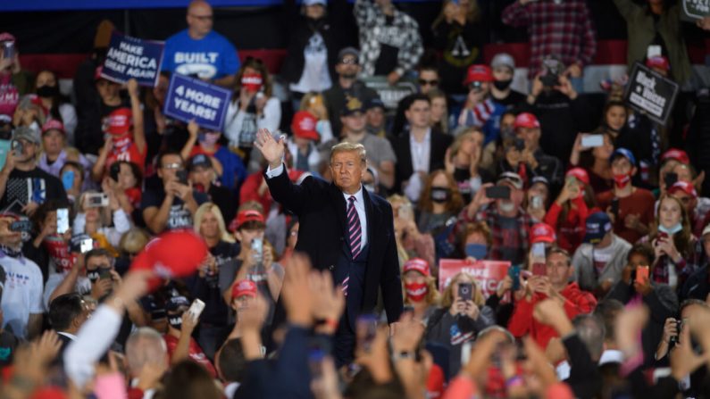El presidente Donald Trump habla en un rally de campaña en Atlantic Aviation en Moon Township, Pennsylvania, el 22 de septiembre de 2020. (Jeff Swensen/Getty Images)