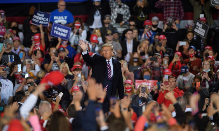 El presidente de Estados Unidos, Donald Trump, habla en un mitin de su campaña presidencial en Atlantic Aviation en Moon Township, Pensilvania, el 22 de septiembre de 2020. (Jeff Swensen/Getty Images)