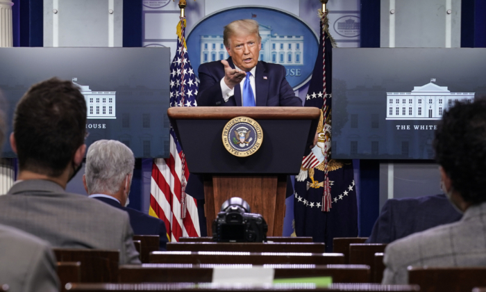 El presidente Donald Trump habla durante una conferencia de prensa en la sala de reuniones de la Casa Blanca en Washington el 23 de septiembre de 2020. (Joshua Roberts/Getty Images)