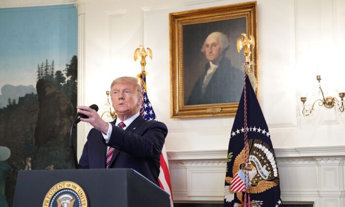 El presidente Donald Trump llega para hablar sobre nombramientos judiciales en la Sala de Recepción Diplomática de la Casa Blanca en Washington el 9 de septiembre de 2020. (Mandel Ngan/AFP vía Getty Images)