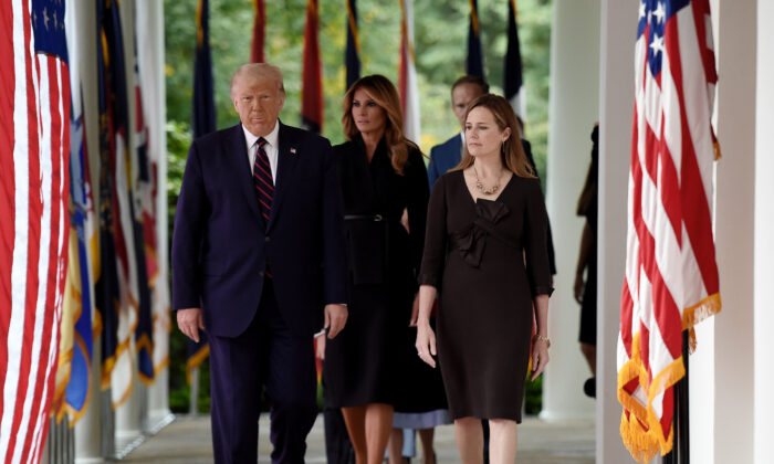 El presidente de Estados Unidos Donald Trump (izq) y la jueza Amy Coney Barrett (2da izq), con la primera dama Melania Trump, llegan al Jardín de Rosas de la Casa Blanca en Washington, DC, el 26 de septiembre de 2020. (OLIVIER DOULIERY/AFP vía Getty Images)