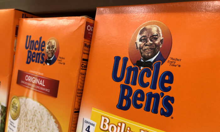 Cajas de arroz de Uncle Ben's en un estante de una tienda Safeway en San Anselmo, California, el 17 de junio de 2020. (Justin Sullivan/Getty Images)