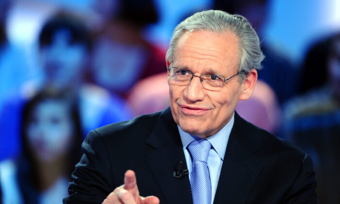 El periodista Bob Woodward participa en el programa de televisión "Le Grand Journal" del Canal+, en París, el 7 de abril de 2011. (Miguel Medina/AFP vía Getty Images)