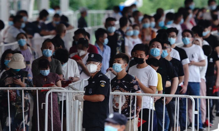 Las personas, que tuvieron contacto con el mercado mayorista de Xinfadi, hacen fila para una prueba de ácido nucleico para COVID-19, en un centro de pruebas en Beijing, China, el 17 de junio de 2020. (Lintao Zhang/Getty Images).