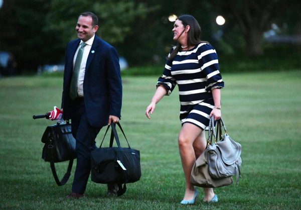 El Subjefe de Gabinete de la Casa Blanca, Zach Fuentes, izquierda, camina con la secretaria de prensa de la Casa Blanca, Sarah Sanders, en Washington el 13 de agosto de 2018. (Mandel Ngan/AFP vía Getty Images)